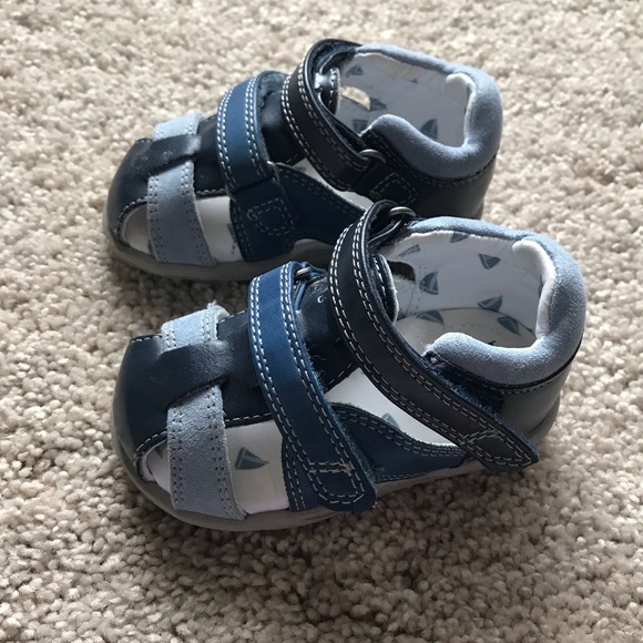 boys sandals size 4